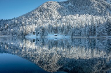 Fusine göllerinin güzel kış manzarası, İtalya