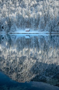Fusine göllerinin güzel kış manzarası, İtalya