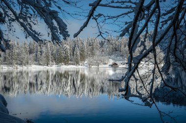 Fusine göllerinin güzel kış manzarası, İtalya
