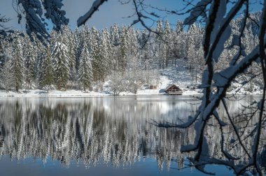 Fusine göllerinin güzel kış manzarası, İtalya