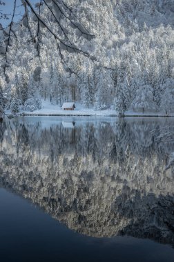 Fusine göllerinin güzel kış manzarası, İtalya