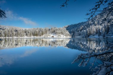 Fusine göllerinin güzel kış manzarası, İtalya