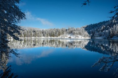 Fusine göllerinin güzel kış manzarası, İtalya