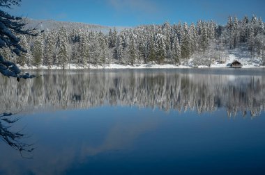 Fusine göllerinin güzel kış manzarası, İtalya