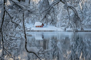 Fusine göllerinin güzel kış manzarası, İtalya