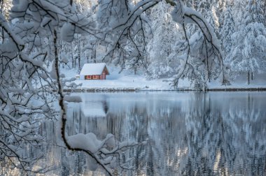 Fusine göllerinin güzel kış manzarası, İtalya
