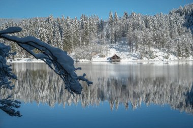 Fusine göllerinin güzel kış manzarası, İtalya