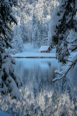 Fusine göllerinin güzel kış manzarası, İtalya