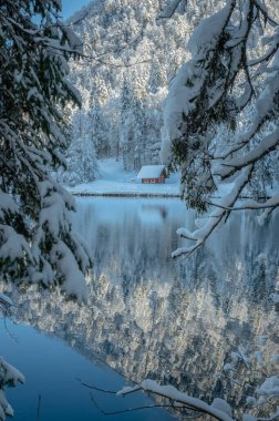 Fusine göllerinin güzel kış manzarası, İtalya