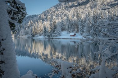 Fusine göllerinin güzel kış manzarası, İtalya