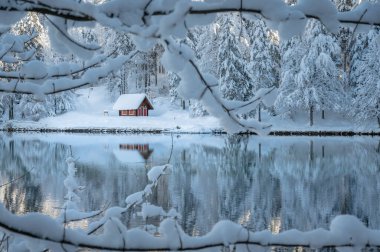 Fusine göllerinin güzel kış manzarası, İtalya