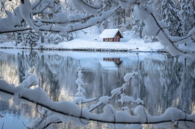 Fusine göllerinin güzel kış manzarası, İtalya