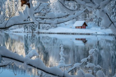 Fusine göllerinin güzel kış manzarası, İtalya