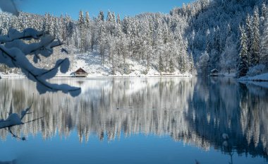 Fusine göllerinin güzel kış manzarası, İtalya