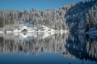 Fusine göllerinin güzel kış manzarası, İtalya