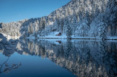 Fusine göllerinin güzel kış manzarası, İtalya