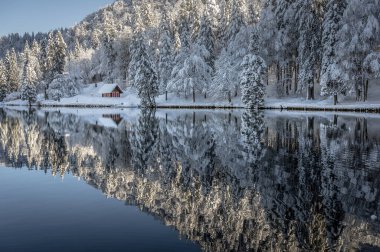 Fusine göllerinin güzel kış manzarası, İtalya