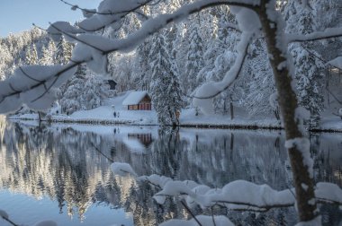 Fusine göllerinin güzel kış manzarası, İtalya