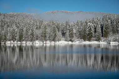 Fusine göllerinin güzel kış manzarası, İtalya