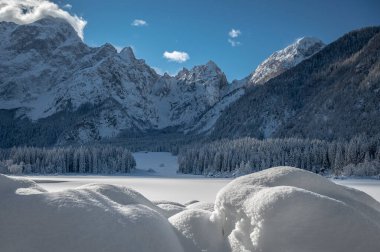 Fusine göllerinin güzel kış manzarası, İtalya