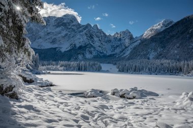 Fusine göllerinin güzel kış manzarası, İtalya