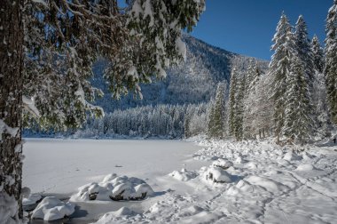 Fusine göllerinin güzel kış manzarası, İtalya