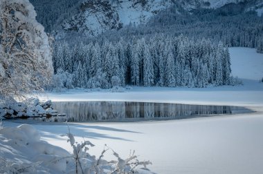 Fusine göllerinin güzel kış manzarası, İtalya