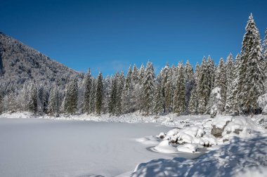 Fusine göllerinin güzel kış manzarası, İtalya