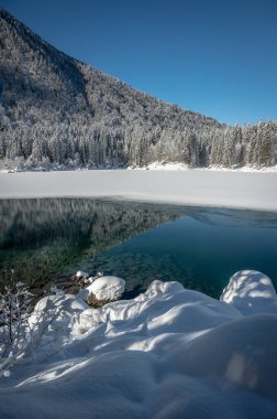 Fusine göllerinin güzel kış manzarası, İtalya