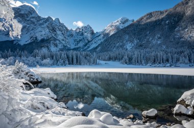 Fusine göllerinin güzel kış manzarası, İtalya