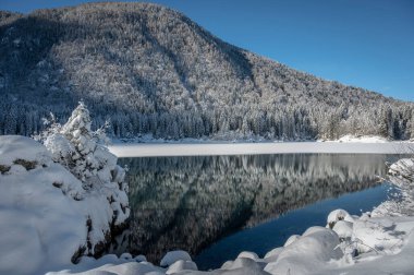 Fusine göllerinin güzel kış manzarası, İtalya