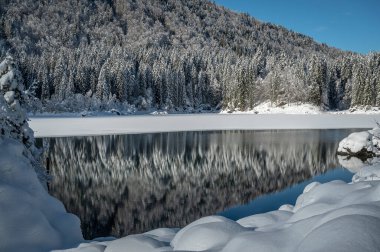 Fusine göllerinin güzel kış manzarası, İtalya