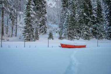 İtalya, Predil Gölü 'nün güzel kış manzarası 