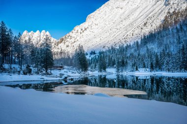 İtalya, Predil Gölü 'nün güzel kış manzarası 