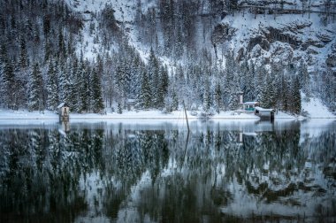 İtalya, Predil Gölü 'nün güzel kış manzarası 