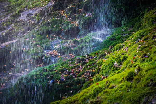 Vackert Vattenfall Bergen — Stockfoto