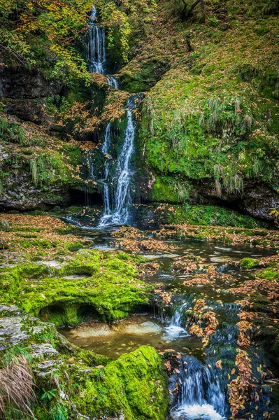 Piękny Wodospad Górach — Zdjęcie stockowe