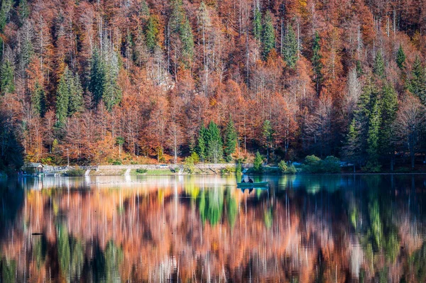 意大利弗留利尼亚朱利亚地区美丽的芙仙湖秋天 — 图库照片