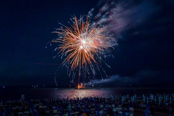 Фейерверки Ночном Небе Над Морем Возле Линьяно Саббьядоро Италия — стоковое фото