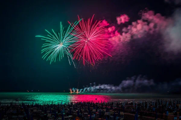 Фейерверки Ночном Небе Над Морем Возле Линьяно Саббьядоро Италия — стоковое фото