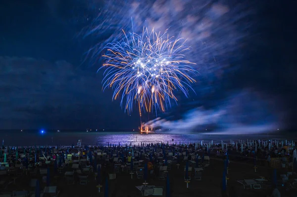 İtalya 'nın Lignano Sabbiadoro kenti yakınlarında gece gökyüzünde havai fişekler