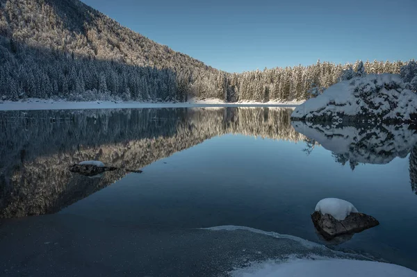 Fusine Göllerinin Güzel Kış Manzarası Talya — Stok fotoğraf