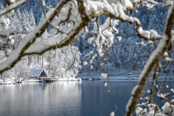 Fusine göllerinin güzel kış manzarası, İtalya