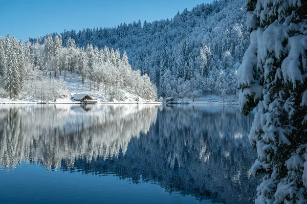 Fusine göllerinin güzel kış manzarası, İtalya
