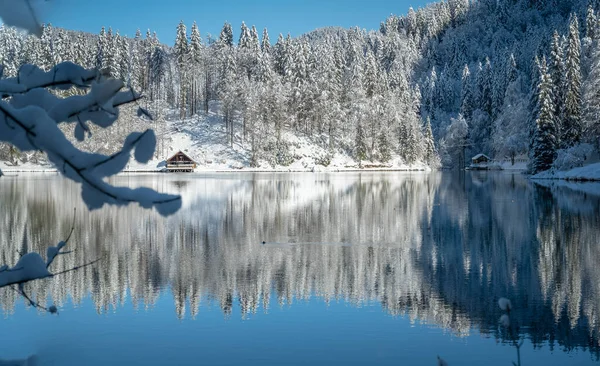 Fusine göllerinin güzel kış manzarası, İtalya