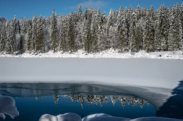 意大利Fusine湖美丽的冬季风景 — 图库照片
