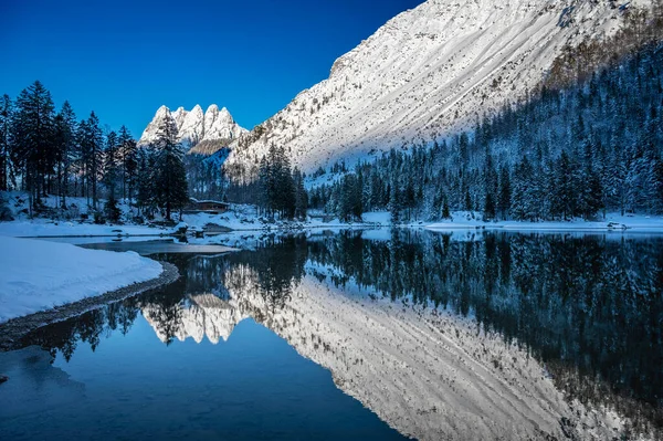 Hermosa Vista Invierno Del Lago Predil Italia —  Fotos de Stock