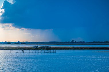 Marano Gölünün güzel manzarası, İtalya