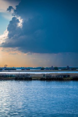 Marano Gölünün güzel manzarası, İtalya
