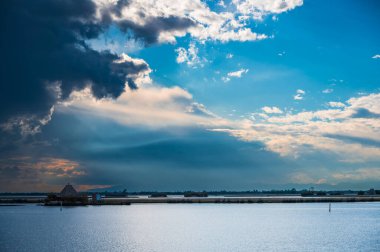 Marano Gölünün güzel manzarası, İtalya